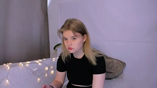 Snapshot of LaseyMoon chatting on March 12, 2025, 1:25 am LaseyMoon online show from March 12, 2025, 1:25 am