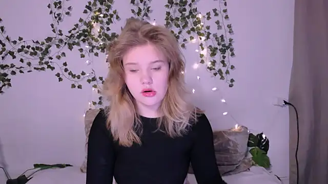 Snapshot of LaseyMoon chatting on March 18, 2025, 1:10 am LaseyMoon online show from March 18, 2025, 1:10 am