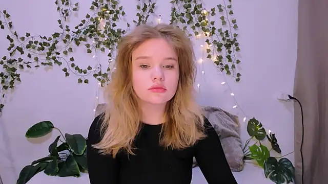 Snapshot of LaseyMoon chatting on March 18, 2025, 4:15 am LaseyMoon online show from March 18, 2025, 4:15 am