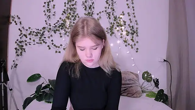 Snapshot of LaseyMoon chatting on March 19, 2025, 1:21 am LaseyMoon online show from March 19, 2025, 1:21 am