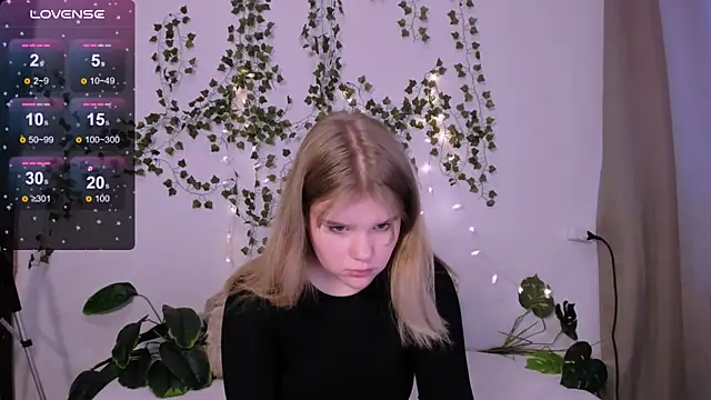 Snapshot of LaseyMoon chatting on March 20, 2025, 1:13 am LaseyMoon online show from March 20, 2025, 1:13 am