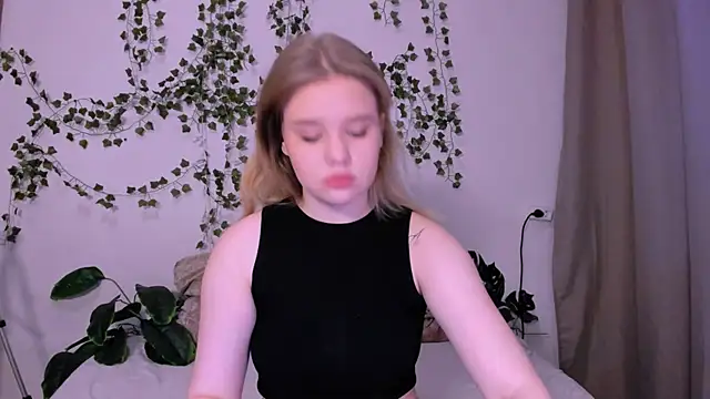 Snapshot of LaseyMoon chatting on March 21, 2025, 1:02 am LaseyMoon online show from March 21, 2025, 1:02 am