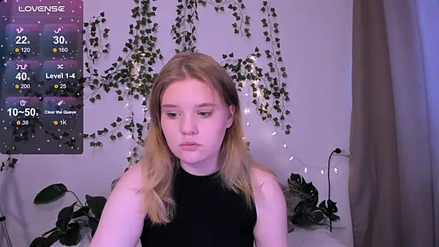 Snapshot of LaseyMoon chatting on March 21, 2025, 4:06 am LaseyMoon online show from March 21, 2025, 4:06 am