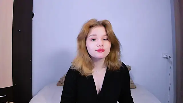 Snapshot of LaseyMoon chatting on September 15, 2025, 1:38 am LaseyMoon online show from September 15, 2025, 1:38 am