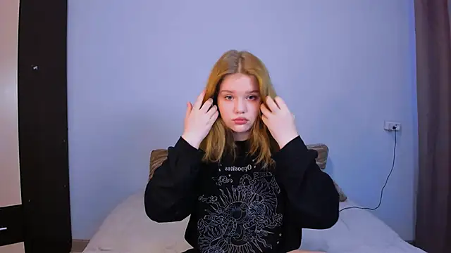 Snapshot of LaseyMoon chatting on October 12, 2025, 1:37 am LaseyMoon online show from October 12, 2025, 1:37 am