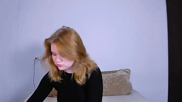 Snapshot of LaseyMoon chatting on October 18, 2025, 10:32 pm LaseyMoon online show from October 18, 2025, 10:32 pm