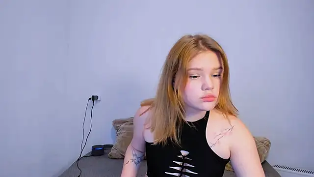 Snapshot of LaseyMoon chatting on November 2, 2025, 6:05 am LaseyMoon online show from November 2, 2025, 6:05 am