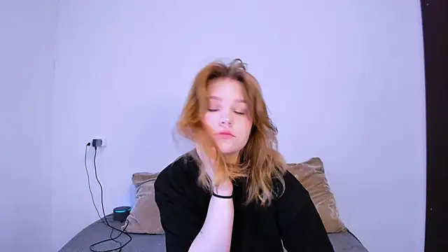 Snapshot of LaseyMoon chatting on November 2, 2025, 10:45 pm LaseyMoon online show from November 2, 2025, 10:45 pm