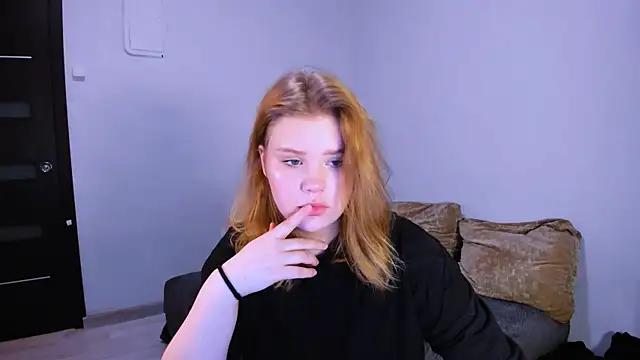 Snapshot of LaseyMoon chatting on November 7, 2025, 12:43 am LaseyMoon online show from November 7, 2025, 12:43 am