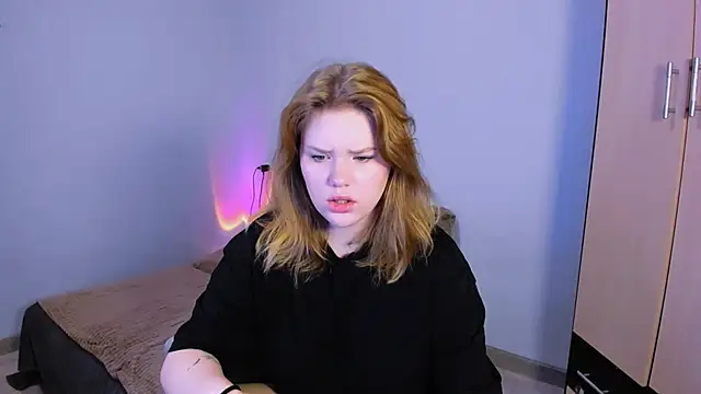 Snapshot of LaseyMoon chatting on November 8, 2025, 1:39 am LaseyMoon online show from November 8, 2025, 1:39 am