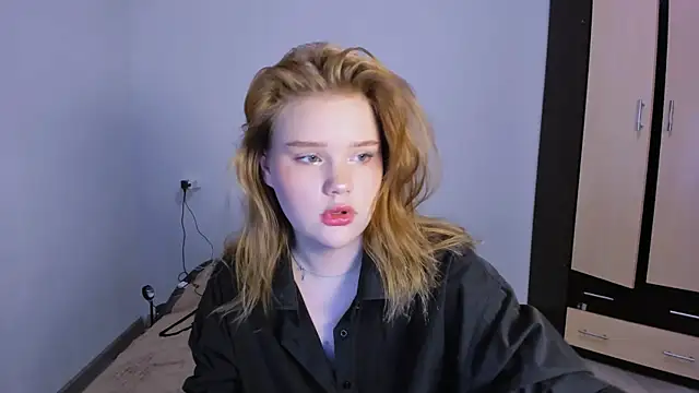 Snapshot of LaseyMoon chatting on November 21, 2025, 9:19 am LaseyMoon online show from November 21, 2025, 9:19 am