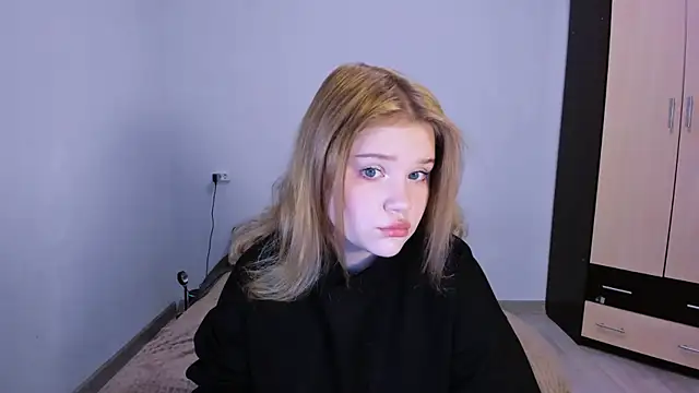 Snapshot of LaseyMoon chatting on November 23, 2025, 1:49 am LaseyMoon online show from November 23, 2025, 1:49 am