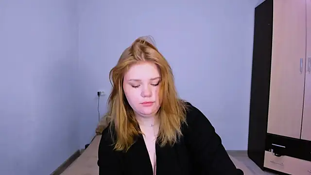 Snapshot of LaseyMoon chatting on November 25, 2025, 2:44 am LaseyMoon online show from November 25, 2025, 2:44 am