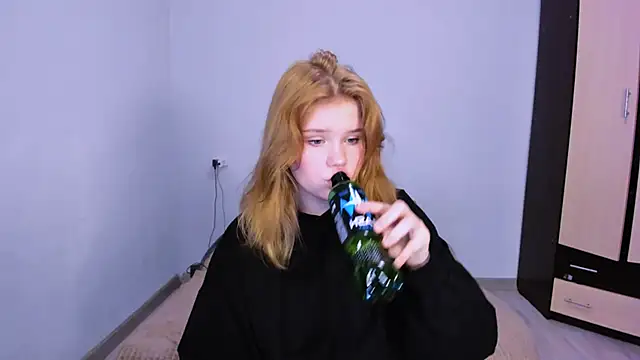 Snapshot of LaseyMoon chatting on November 26, 2025, 1:39 am LaseyMoon online show from November 26, 2025, 1:39 am