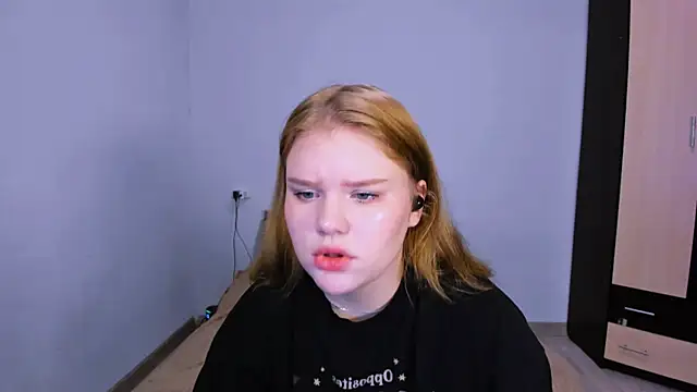 Snapshot of LaseyMoon chatting on November 27, 2025, 1:51 am LaseyMoon online show from November 27, 2025, 1:51 am