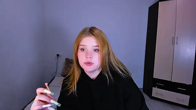 Snapshot of LaseyMoon chatting on December 19, 2025, 9:27 am LaseyMoon online show from December 19, 2025, 9:27 am