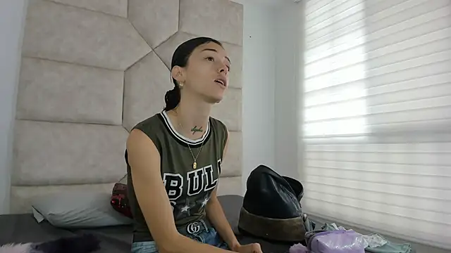 Snapshot of Vaiolett_Smith chatting on September 27, 2025, 1:27 pm Vaiolett Smith online show from September 27, 2025, 1:27 pm