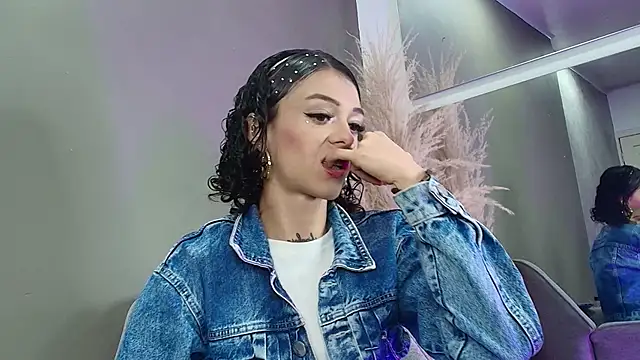 Snapshot of Vaiolett_Smith chatting on March 26, 2026, 2:44 pm Vaiolett Smith online show from March 26, 2026, 2:44 pm