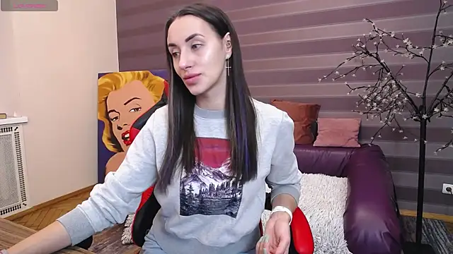 JenniferStone online show from February 5, 2025, 8:11 am