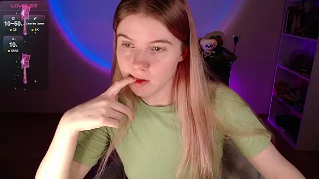 Snapshot of Strawberry_juli chatting on February 15, 2026, 4:31 am Strawberry juli online show from February 15, 2026, 4:31 am