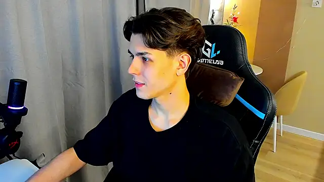 Snapshot of TravisRevas chatting on December 16, 2025, 4:34 pm TravisRevas online show from December 16, 2025, 4:34 pm