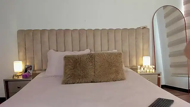 Snapshot of Sophie_Restrepo chatting on February 1, 2026, 5:00 pm Sophie Restrepo online show from February 1, 2026, 5:00 pm