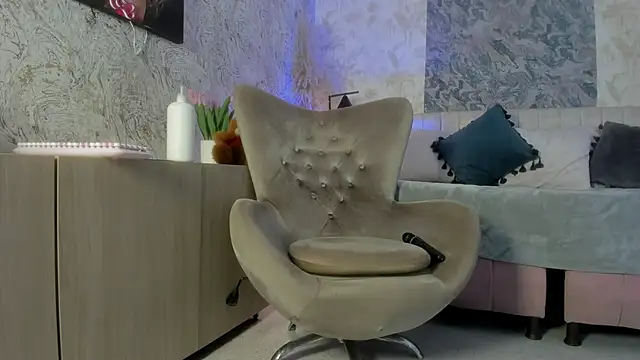 Liannaa  online show from October 8, 2025, 11:41 am