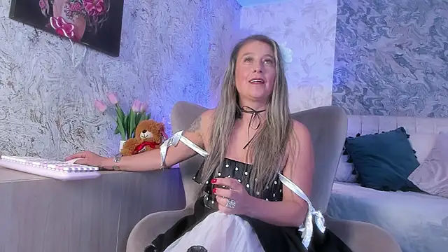 Liannaa  online show from November 11, 2025, 7:36 pm