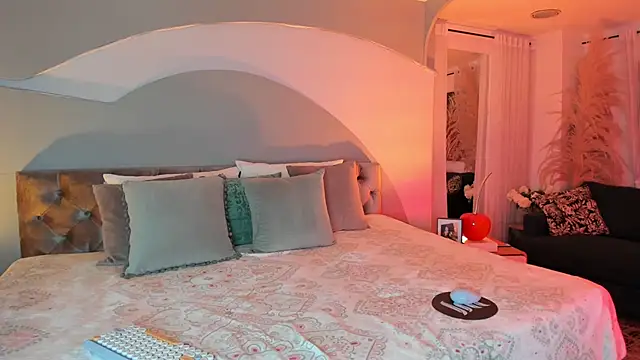 Elizabeth clark  online show from November 14, 2025, 7:56 pm