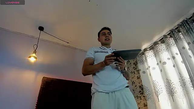 loverisu-coral online show from March 19, 2026, 7:51 pm