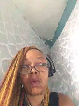 Ladyzee25 online show from October 27, 2025, 3:38 pm