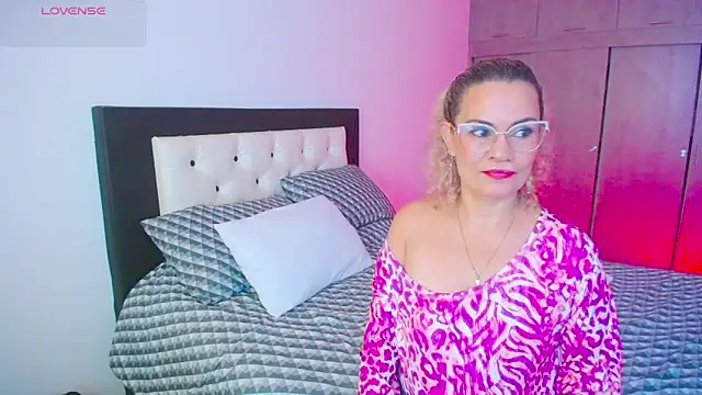 CarolinneFiotti online show from September 27, 2025, 1:16 pm