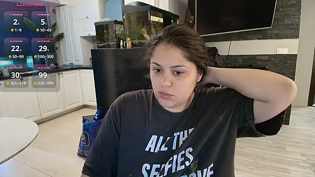 Layla- online show from September 18, 2025, 9:11 am