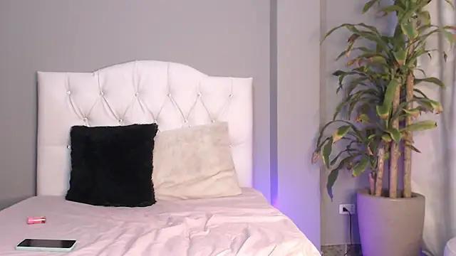 fernandaqueens online show from March 6, 2025, 3:02 pm