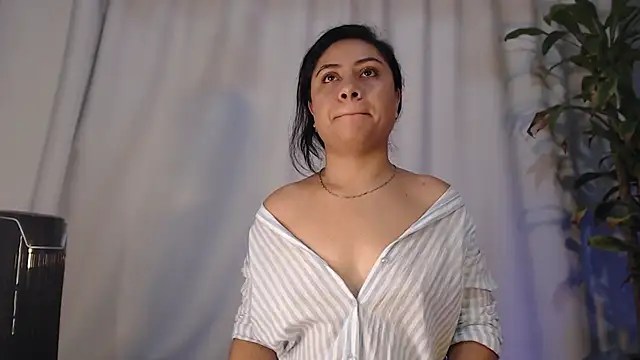 fernandaqueens online show from March 13, 2025, 2:12 pm