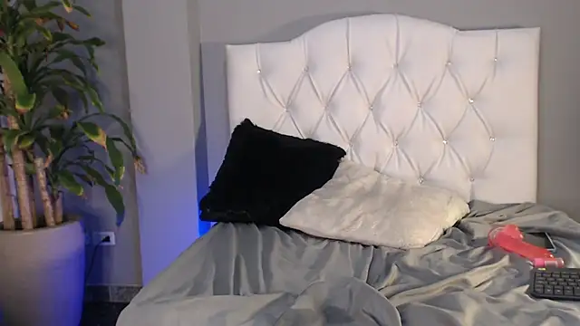 fernandaqueens online show from March 13, 2025, 5:18 pm