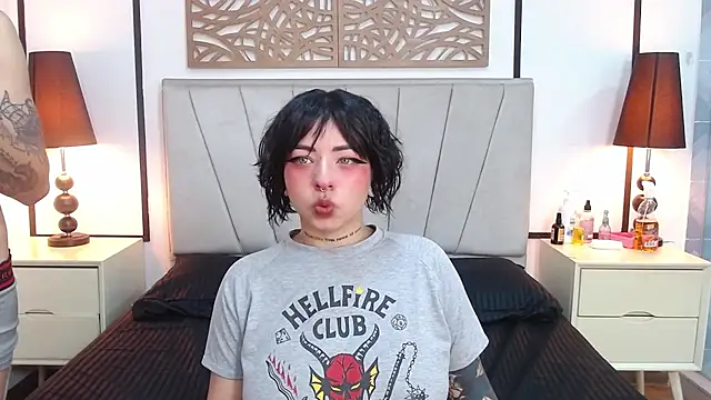 Aria and orien online show from March 7, 2025, 11:07 am