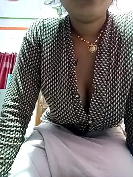 Snapshot of Beautiful_Puja chatting on March 11, 2025, 2:21 am Beautiful Puja online show from March 11, 2025, 2:21 am