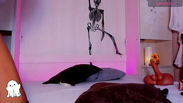 BeverlySteel online show from October 8, 2025, 4:21 am