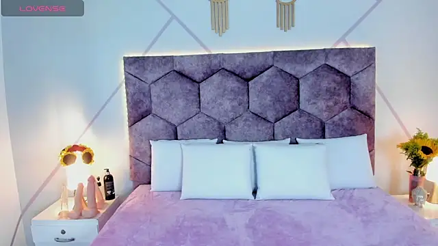 aurora collinss  online show from October 26, 2025, 1:28 pm