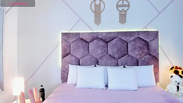 aurora collinss  online show from October 30, 2025, 12:39 pm