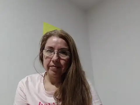 GiaLuvv11 online show from May 4, 2026, 3:35 am