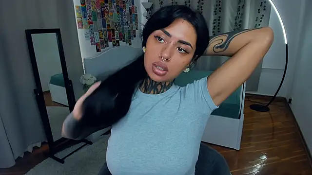 Snapshot of CharimgSabrina chatting on October 3, 2025, 7:05 am CharimgSabrina online show from October 3, 2025, 7:05 am