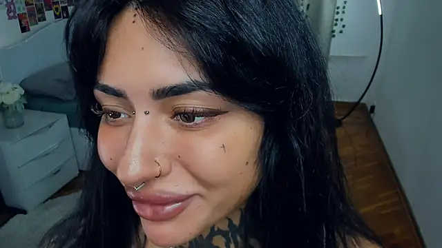 Snapshot of CharimgSabrina chatting on October 12, 2025, 6:12 am CharimgSabrina online show from October 12, 2025, 6:12 am