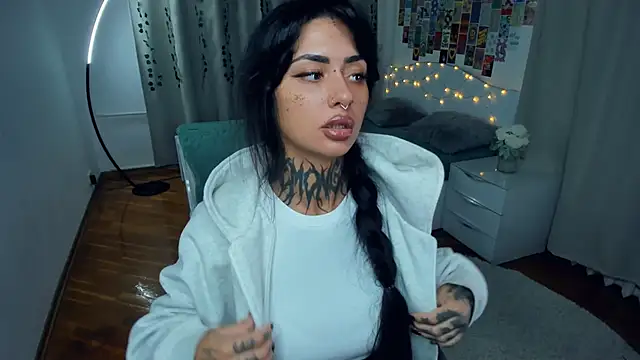 Snapshot of CharimgSabrina chatting on October 20, 2025, 6:25 am CharimgSabrina online show from October 20, 2025, 6:25 am