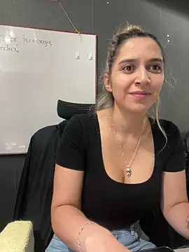 Isabella Varella online show from December 19, 2025, 1:29 pm