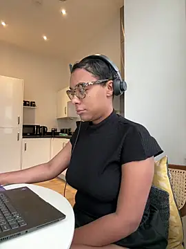 Melia Rayne online show from November 14, 2025, 10:47 am