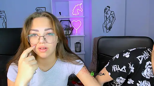 kiki swan online show from September 25, 2025, 5:44 am