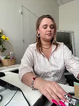 Juicy PeachLux online show from March 10, 2025, 9:10 am