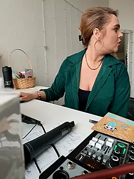 Juicy PeachLux online show from March 16, 2025, 11:38 am